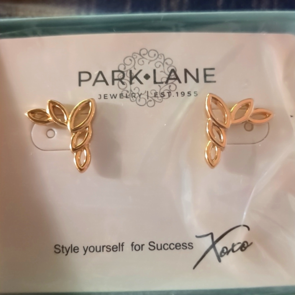 Crepe Studs in Gold